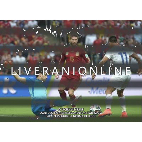 (140618) -- RIO DE JANEIRO, June 18, 2014 () -- Chile\'s Eduardo Vargas (1st R) dummies Spain\'s goalkeeper Iker Casillas during a Group B match between Spain and Chile of 2014 FIFA World Cup at the Estadio do Maracana Stadium in Rio de Janeiro, Brazil, June 18, 2014.(/Wang Yuguo)(rh) ©PHOTOSHOT/Agenzia Aldo Liverani sas - ITALY ONLY - EDITORIAL USE ONLY - Spagna Vs Cile partita del Gruppo B Coppa del Mondo 2014 FIFA a Estadio do Stadio Maracana\' di Rio de Janeiro, in Brasile, 18 Giugno 2014 il Cile ha vinto per 2-0 contro la Spagna