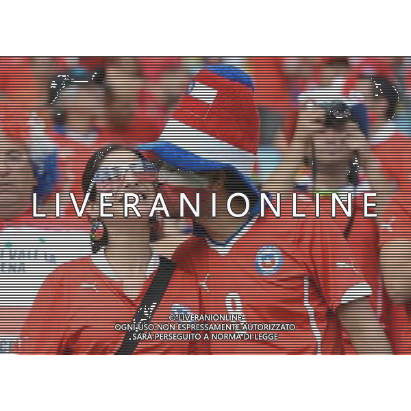 (140618) -- RIO DE JANEIRO, June 18, 2014 () -- A Chile\'s fan kisses his girlfriend before a Group B match between Spain and Chile of 2014 FIFA World Cup at the Estadio do Maracana Stadium in Rio de Janeiro, Brazil, June 18, 2014.(/Wang Yuguo)(rh) ©PHOTOSHOT/Agenzia Aldo Liverani sas - ITALY ONLY - EDITORIAL USE ONLY - Spagna Vs Cile partita del Gruppo B Coppa del Mondo 2014 FIFA a Estadio do Stadio Maracana\' di Rio de Janeiro, in Brasile, 18 Giugno 2014 il Cile ha vinto per 2-0 contro la Spagna