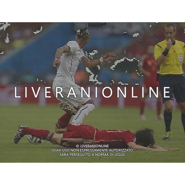 (140618) -- RIO DE JANEIRO, June 18, 2014 () -- Spain\'s David Silva falls down during a Group B match between Spain and Chile of 2014 FIFA World Cup at the Estadio do Maracana Stadium in Rio de Janeiro, Brazil, June 18, 2014.(/Wang Lili)(rh) ©PHOTOSHOT/Agenzia Aldo Liverani sas - ITALY ONLY - EDITORIAL USE ONLY - Spagna Vs Cile partita del Gruppo B Coppa del Mondo 2014 FIFA a Estadio do Stadio Maracana\' di Rio de Janeiro, in Brasile, 18 Giugno 2014 il Cile ha vinto per 2-0 contro la Spagna