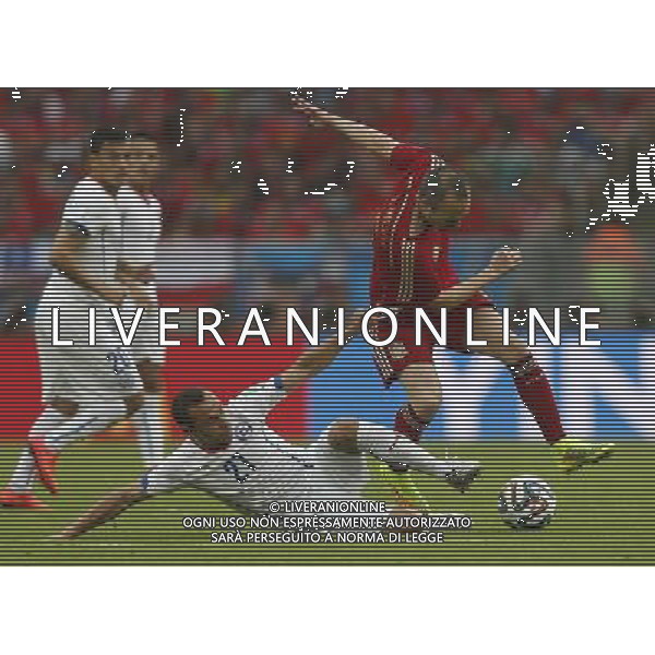 (140618) -- RIO DE JANEIRO, June 18, 2014 () -- Spain\'s Andres Iniesta vies with Chile\'s Marcelo Diaz during a Group B match between Spain and Chile of 2014 FIFA World Cup at the Estadio do Maracana Stadium in Rio de Janeiro, Brazil, June 18, 2014.(/Wang Lili)(rh) ©PHOTOSHOT/Agenzia Aldo Liverani sas - ITALY ONLY - EDITORIAL USE ONLY - Spagna Vs Cile partita del Gruppo B Coppa del Mondo 2014 FIFA a Estadio do Stadio Maracana\' di Rio de Janeiro, in Brasile, 18 Giugno 2014 il Cile ha vinto per 2-0 contro la Spagna