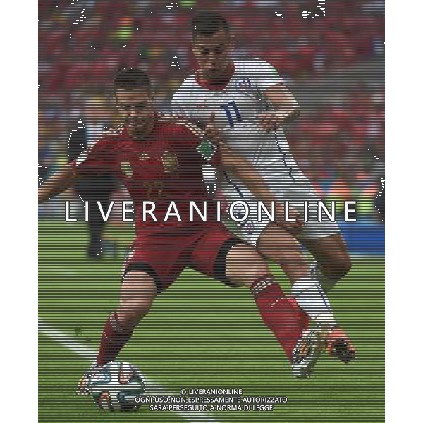(140618) -- RIO DE JANEIRO, June 18, 2014 () -- Spain\'s Cesar Azpilicueta vies with Chile\'s Eduardo Vargas during a Group B match between Spain and Chile of 2014 FIFA World Cup at the Estadio do Maracana Stadium in Rio de Janeiro, Brazil, June 18, 2014.(/Wang Yuguo)(rh) ©PHOTOSHOT/Agenzia Aldo Liverani sas - ITALY ONLY - EDITORIAL USE ONLY - Spagna Vs Cile partita del Gruppo B Coppa del Mondo 2014 FIFA a Estadio do Stadio Maracana\' di Rio de Janeiro, in Brasile, 18 Giugno 2014 il Cile ha vinto per 2-0 contro la Spagna