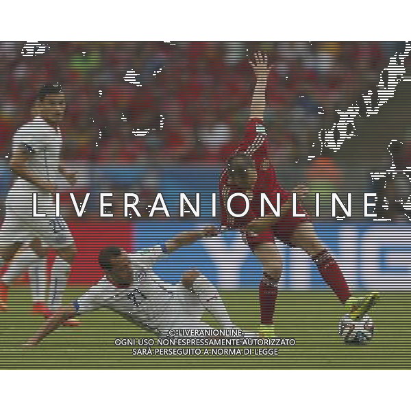 (140618) -- RIO DE JANEIRO, June 18, 2014 () -- Spain\'s Andres Iniesta vies with Chile\'s Marcelo Diaz during a Group B match between Spain and Chile of 2014 FIFA World Cup at the Estadio do Maracana Stadium in Rio de Janeiro, Brazil, June 18, 2014.(/Wang Lili)(rh) ©PHOTOSHOT/Agenzia Aldo Liverani sas - ITALY ONLY - EDITORIAL USE ONLY - Spagna Vs Cile partita del Gruppo B Coppa del Mondo 2014 FIFA a Estadio do Stadio Maracana\' di Rio de Janeiro, in Brasile, 18 Giugno 2014 il Cile ha vinto per 2-0 contro la Spagna