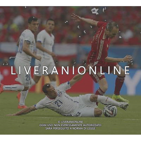 (140618) -- RIO DE JANEIRO, June 18, 2014 () -- Spain\'s Andres Iniesta vies with Chile\'s Marcelo Diaz during a Group B match between Spain and Chile of 2014 FIFA World Cup at the Estadio do Maracana Stadium in Rio de Janeiro, Brazil, June 18, 2014.(/Wang Lili)(rh) ©PHOTOSHOT/Agenzia Aldo Liverani sas - ITALY ONLY - EDITORIAL USE ONLY - Spagna Vs Cile partita del Gruppo B Coppa del Mondo 2014 FIFA a Estadio do Stadio Maracana\' di Rio de Janeiro, in Brasile, 18 Giugno 2014 il Cile ha vinto per 2-0 contro la Spagna