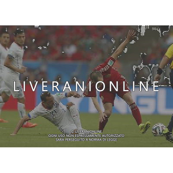(140618) -- RIO DE JANEIRO, June 18, 2014 () -- Spain\'s Andres Iniesta vies with Chile\'s Marcelo Diaz during a Group B match between Spain and Chile of 2014 FIFA World Cup at the Estadio do Maracana Stadium in Rio de Janeiro, Brazil, June 18, 2014.(/Wang Lili)(rh) ©PHOTOSHOT/Agenzia Aldo Liverani sas - ITALY ONLY - EDITORIAL USE ONLY - Spagna Vs Cile partita del Gruppo B Coppa del Mondo 2014 FIFA a Estadio do Stadio Maracana\' di Rio de Janeiro, in Brasile, 18 Giugno 2014 il Cile ha vinto per 2-0 contro la Spagna