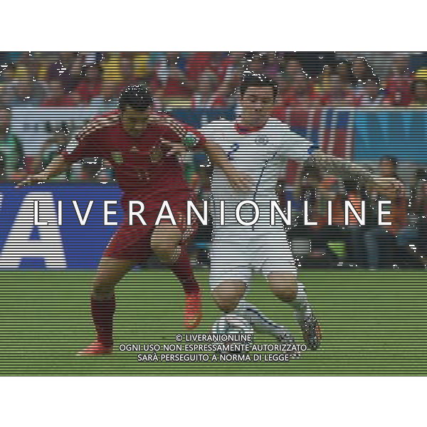 (140618) -- RIO DE JANEIRO, June 18, 2014 () -- Spain\'s Pedro Rodriguez vies with Chile\'s Eugenio Mena during a Group B match between Spain and Chile of 2014 FIFA World Cup at the Estadio do Maracana Stadium in Rio de Janeiro, Brazil, June 18, 2014.(/Wang Yuguo)(rh) ©PHOTOSHOT/Agenzia Aldo Liverani sas - ITALY ONLY - EDITORIAL USE ONLY - Spagna Vs Cile partita del Gruppo B Coppa del Mondo 2014 FIFA a Estadio do Stadio Maracana\' di Rio de Janeiro, in Brasile, 18 Giugno 2014 il Cile ha vinto per 2-0 contro la Spagna