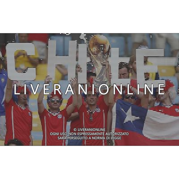(140618) -- RIO DE JANEIRO, June 18, 2014 () -- Chile\'s fans cheer before a Group B match between Spain and Chile of 2014 FIFA World Cup at the Estadio do Maracana Stadium in Rio de Janeiro, Brazil, June 18, 2014.(/Wang Lili)(rh) ©PHOTOSHOT/Agenzia Aldo Liverani sas - ITALY ONLY - EDITORIAL USE ONLY - Spagna Vs Cile partita del Gruppo B Coppa del Mondo 2014 FIFA a Estadio do Stadio Maracana\' di Rio de Janeiro, in Brasile, 18 Giugno 2014 il Cile ha vinto per 2-0 contro la Spagna