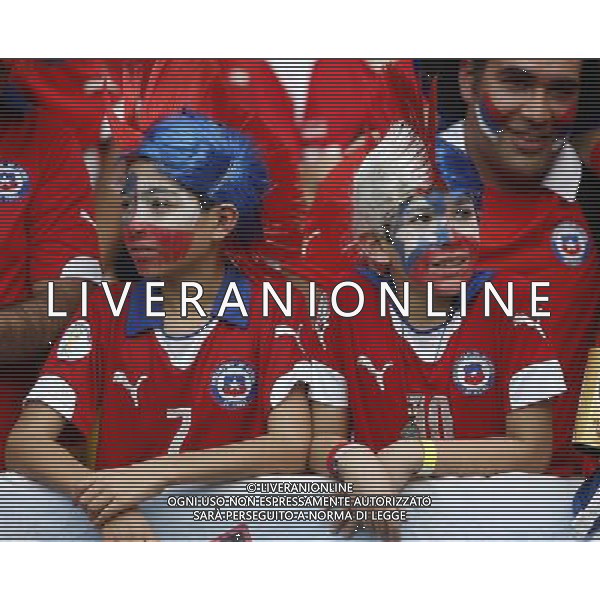(140618) -- RIO DE JANEIRO, June 18, 2014 () -- Chile\'s fans cheer before a Group B match between Spain and Chile of 2014 FIFA World Cup at the Estadio do Maracana Stadium in Rio de Janeiro, Brazil, June 18, 2014.(/Wang Lili)(rh) ©PHOTOSHOT/Agenzia Aldo Liverani sas - ITALY ONLY - EDITORIAL USE ONLY - Spagna Vs Cile partita del Gruppo B Coppa del Mondo 2014 FIFA a Estadio do Stadio Maracana\' di Rio de Janeiro, in Brasile, 18 Giugno 2014 il Cile ha vinto per 2-0 contro la Spagna