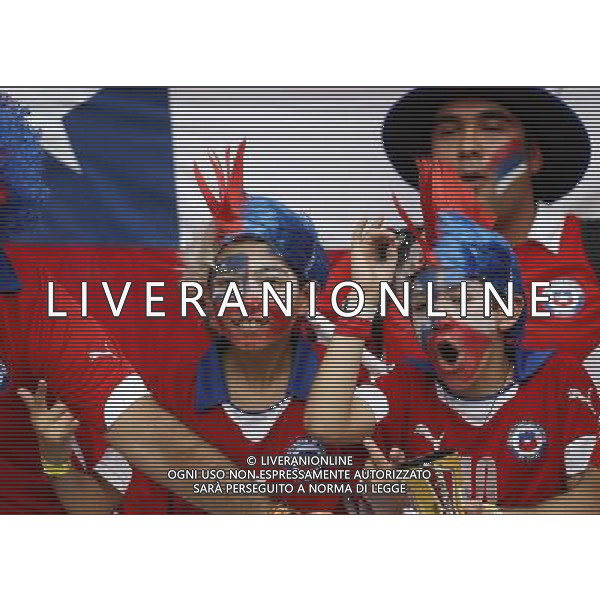 (140618) -- RIO DE JANEIRO, June 18, 2014 () -- Chile\'s fans cheer before a Group B match between Spain and Chile of 2014 FIFA World Cup at the Estadio do Maracana Stadium in Rio de Janeiro, Brazil, June 18, 2014.(/Wang Lili)(rh) ©PHOTOSHOT/Agenzia Aldo Liverani sas - ITALY ONLY - EDITORIAL USE ONLY - Spagna Vs Cile partita del Gruppo B Coppa del Mondo 2014 FIFA a Estadio do Stadio Maracana\' di Rio de Janeiro, in Brasile, 18 Giugno 2014 il Cile ha vinto per 2-0 contro la Spagna