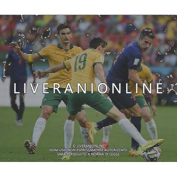 (140618) -- PORTO ALEGRE, June 18, 2014 () -- Netherlands\' Robin van Persie (R) defends against Australia\'s Ryan McGowan (front) during a Group B match between Australia and Netherlands of 2014 FIFA World Cup at the Estadio Beira-Rio Stadium in Porto Alegre, Brazil, June 18, 2014. Netherlands won 3-2 over Australia on Wednesday. (/Li Ga)(pcy) ©PHOTOSHOT/Agenzia Aldo Liverani sas - ITALY ONLY - EDITORIAL USE ONLY - Australia v Olanda partita del Gruppo B Coppa del Mondo FIFA 2014 Estadio Beira -Rio Stadium di Porto Alegre, in Brasile, 18 Giugno 2014. Olanda ha vinto per 3-2 contro l\'Australia
