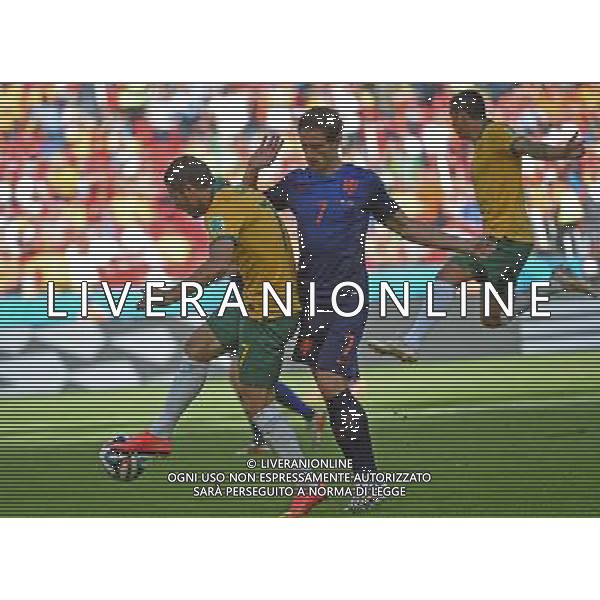 (140618) -- PORTO ALEGRE, June 18, 2014 () -- Netherlands\' Daryl Janmaat (R, front) defends against Australia\'s Matthew Leckie (L, front) during a Group B match between Australia and Netherlands of 2014 FIFA World Cup at the Estadio Beira-Rio Stadium in Porto Alegre, Brazil, June 18, 2014. Netherlands won 3-2 over Australia on Wednesday. (/Li Ga)(pcy) ©PHOTOSHOT/Agenzia Aldo Liverani sas - ITALY ONLY - EDITORIAL USE ONLY - Australia v Olanda partita del Gruppo B Coppa del Mondo FIFA 2014 Estadio Beira -Rio Stadium di Porto Alegre, in Brasile, 18 Giugno 2014. Olanda ha vinto per 3-2 contro l\'Australia