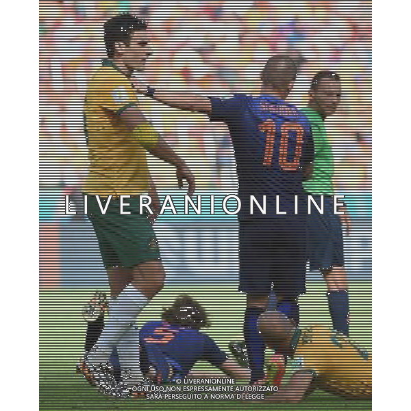 (140618) -- PORTO ALEGRE, June 18, 2014 () -- Netherlands\' Wesley Sneijder (R, up) reacts to Australia\'s Mile Jedinak (L, up) during a Group B match between Australia and Netherlands of 2014 FIFA World Cup at the Estadio Beira-Rio Stadium in Porto Alegre, Brazil, June 18, 2014. Netherlands won 3-2 over Australia on Wednesday. (/Li Ga)(pcy) ©PHOTOSHOT/Agenzia Aldo Liverani sas - ITALY ONLY - EDITORIAL USE ONLY - Australia v Olanda partita del Gruppo B Coppa del Mondo FIFA 2014 Estadio Beira -Rio Stadium di Porto Alegre, in Brasile, 18 Giugno 2014. Olanda ha vinto per 3-2 contro l\'Australia