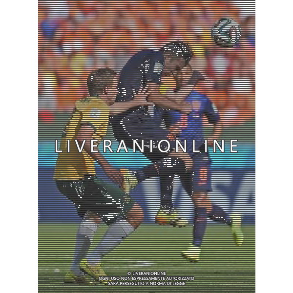 (140618) -- PORTO ALEGRE, June 18, 2014 () -- Netherlands\' Robin van Persie (2nd L) heads the ball during a Group B match between Australia and Netherlands of 2014 FIFA World Cup at the Estadio Beira-Rio Stadium in Porto Alegre, Brazil, June 18, 2014. Netherlands won 3-2 over Australia on Wednesday. (/Li Ga)(pcy) ©PHOTOSHOT/Agenzia Aldo Liverani sas - ITALY ONLY - EDITORIAL USE ONLY - Australia v Olanda partita del Gruppo B Coppa del Mondo FIFA 2014 Estadio Beira -Rio Stadium di Porto Alegre, in Brasile, 18 Giugno 2014. Olanda ha vinto per 3-2 contro l\'Australia