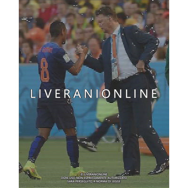 (140618) -- PORTO ALEGRE, June 18, 2014 () -- Netherlands\' Jonathan De Guzman (L) shakes hands with coach Louis Van Gaal during a Group B match between Australia and Netherlands of 2014 FIFA World Cup at the Estadio Beira-Rio Stadium in Porto Alegre, Brazil, June 18, 2014. Netherlands won 3-2 over Australia on Wednesday. (/Li Ga)(pcy) ©PHOTOSHOT/Agenzia Aldo Liverani sas - ITALY ONLY - EDITORIAL USE ONLY - Australia v Olanda partita del Gruppo B Coppa del Mondo FIFA 2014 Estadio Beira -Rio Stadium di Porto Alegre, in Brasile, 18 Giugno 2014. Olanda ha vinto per 3-2 contro l\'Australia