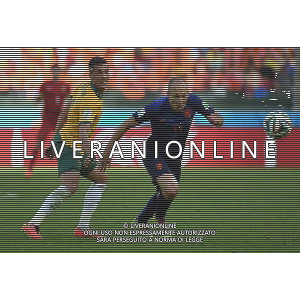 (140618) -- PORTO ALEGRE, June 18, 2014 () -- Netherlands\' Arjen Robben (R) competes with Australia\'s Jason Davidson during a Group B match between Australia and Netherlands of 2014 FIFA World Cup at the Estadio Beira-Rio Stadium in Porto Alegre, Brazil, June 18, 2014. Netherlands won 3-2 over Australia on Wednesday. (/Li Ga)(pcy) ©PHOTOSHOT/Agenzia Aldo Liverani sas - ITALY ONLY - EDITORIAL USE ONLY - Australia v Olanda partita del Gruppo B Coppa del Mondo FIFA 2014 Estadio Beira -Rio Stadium di Porto Alegre, in Brasile, 18 Giugno 2014. Olanda ha vinto per 3-2 contro l\'Australia