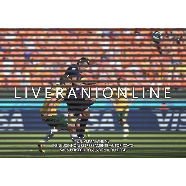 (140618) -- PORTO ALEGRE, June 18, 2014 () -- Netherlands\' Robin van Persie (2nd L) competes with Australia\'s Alex Wilkinson during a Group B match between Australia and Netherlands of 2014 FIFA World Cup at the Estadio Beira-Rio Stadium in Porto Alegre, Brazil, June 18, 2014. Netherlands won 3-2 over Australia on Wednesday. (/Li Ga)(pcy) ©PHOTOSHOT/Agenzia Aldo Liverani sas - ITALY ONLY - EDITORIAL USE ONLY - Australia v Olanda partita del Gruppo B Coppa del Mondo FIFA 2014 Estadio Beira -Rio Stadium di Porto Alegre, in Brasile, 18 Giugno 2014. Olanda ha vinto per 3-2 contro l\'Australia