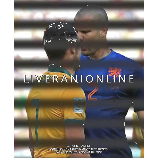 (140618) -- PORTO ALEGRE, June 18, 2014 () -- Netherlands\' Ron Vlaar (R) eye contacts with Australia\'s Mathew Leckie during a Group B match between Australia and Netherlands of 2014 FIFA World Cup at the Estadio Beira-Rio Stadium in Porto Alegre, Brazil, June 18, 2014. Netherlands won 3-2 over Australia on Wednesday. (/Li Ga)(pcy) ©PHOTOSHOT/Agenzia Aldo Liverani sas - ITALY ONLY - EDITORIAL USE ONLY - Australia v Olanda partita del Gruppo B Coppa del Mondo FIFA 2014 Estadio Beira -Rio Stadium di Porto Alegre, in Brasile, 18 Giugno 2014. Olanda ha vinto per 3-2 contro l\'Australia