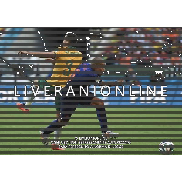 (140618) -- PORTO ALEGRE, June 18, 2014 () -- Netherlands\' Nigel de Jong (R) vies with Australia\'s Jason Davidson during a Group B match between Australia and Netherlands of 2014 FIFA World Cup at the Estadio Beira-Rio Stadium in Porto Alegre, Brazil, June 18, 2014. Netherlands won 3-2 over Australia on Wednesday. (/Li Ga)(pcy) ©PHOTOSHOT/Agenzia Aldo Liverani sas - ITALY ONLY - EDITORIAL USE ONLY - Australia v Olanda partita del Gruppo B Coppa del Mondo FIFA 2014 Estadio Beira -Rio Stadium di Porto Alegre, in Brasile, 18 Giugno 2014. Olanda ha vinto per 3-2 contro l\'Australia