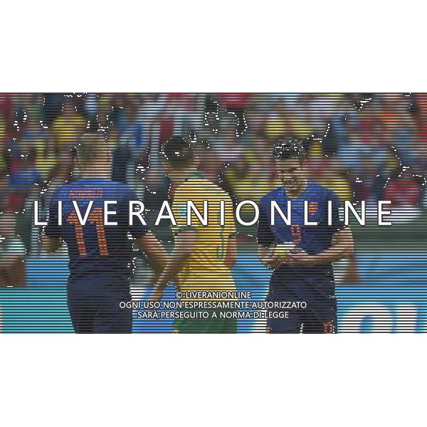 (140618) -- PORTO ALEGRE, June 18, 2014 () -- Netherlands\' Robin van Persie (R) hands the captain badge over to Arjen Robben during a Group B match between Australia and Netherlands of 2014 FIFA World Cup at the Estadio Beira-Rio Stadium in Porto Alegre, Brazil, June 18, 2014. Netherlands won 3-2 over Australia on Wednesday. (/Li Ga)(pcy) ©PHOTOSHOT/Agenzia Aldo Liverani sas - ITALY ONLY - EDITORIAL USE ONLY - Australia v Olanda partita del Gruppo B Coppa del Mondo FIFA 2014 Estadio Beira -Rio Stadium di Porto Alegre, in Brasile, 18 Giugno 2014. Olanda ha vinto per 3-2 contro l\'Australia