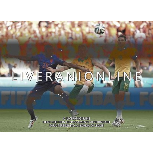 (140618) -- PORTO ALEGRE, June 18, 2014 () -- Netherlands\' Georginio Wijnaldum (L) competes with Australia\'s Oliver Bozanic (C) during a Group B match between Australia and Netherlands of 2014 FIFA World Cup at the Estadio Beira-Rio Stadium in Porto Alegre, Brazil, June 18, 2014. Netherlands won 3-2 over Australia on Wednesday. (/Li Ga)(pcy) ©PHOTOSHOT/Agenzia Aldo Liverani sas - ITALY ONLY - EDITORIAL USE ONLY - Australia v Olanda partita del Gruppo B Coppa del Mondo FIFA 2014 Estadio Beira -Rio Stadium di Porto Alegre, in Brasile, 18 Giugno 2014. Olanda ha vinto per 3-2 contro l\'Australia