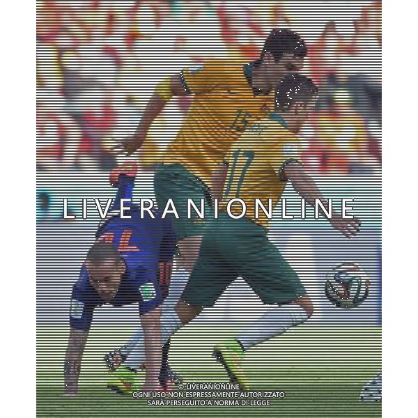 (140618) -- PORTO ALEGRE, June 18, 2014 () -- Netherlands\' Wesley Sneijder (L) falls down during a Group B match between Australia and Netherlands of 2014 FIFA World Cup at the Estadio Beira-Rio Stadium in Porto Alegre, Brazil, June 18, 2014. Netherlands won 3-2 over Australia on Wednesday. (/Li Ga)(pcy) ©PHOTOSHOT/Agenzia Aldo Liverani sas - ITALY ONLY - EDITORIAL USE ONLY - Australia v Olanda partita del Gruppo B Coppa del Mondo FIFA 2014 Estadio Beira -Rio Stadium di Porto Alegre, in Brasile, 18 Giugno 2014. Olanda ha vinto per 3-2 contro l\'Australia