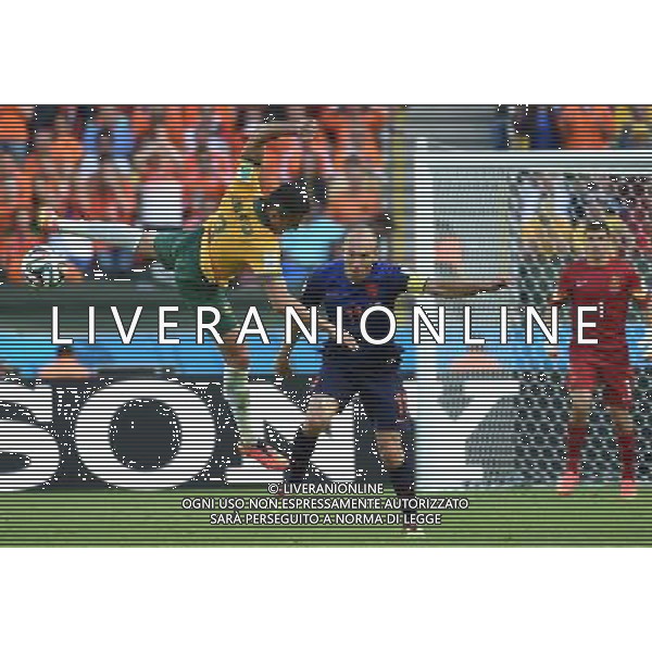 (140618) -- PORTO ALEGRE, June 18, 2014 () -- Netherlands\' Arjen Robben (C) defends against Australia\'s Jason Davidson during a Group B match between Australia and Netherlands of 2014 FIFA World Cup at the Estadio Beira-Rio Stadium in Porto Alegre, Brazil, June 18, 2014. Netherlands won 3-2 over Australia on Wednesday. (/Li Ga)(pcy) ©PHOTOSHOT/Agenzia Aldo Liverani sas - ITALY ONLY - EDITORIAL USE ONLY - Australia v Olanda partita del Gruppo B Coppa del Mondo FIFA 2014 Estadio Beira -Rio Stadium di Porto Alegre, in Brasile, 18 Giugno 2014. Olanda ha vinto per 3-2 contro l\'Australia