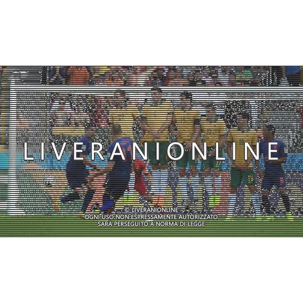 (140618) -- PORTO ALEGRE, June 18, 2014 () -- Netherlands\' Arjen Robben (front) shoots a direct free kick during a Group B match between Australia and Netherlands of 2014 FIFA World Cup at the Estadio Beira-Rio Stadium in Porto Alegre, Brazil, June 18, 2014. Netherlands won 3-2 over Australia on Wednesday. (/Li Ga)(pcy) ©PHOTOSHOT/Agenzia Aldo Liverani sas - ITALY ONLY - EDITORIAL USE ONLY - Australia v Olanda partita del Gruppo B Coppa del Mondo FIFA 2014 Estadio Beira -Rio Stadium di Porto Alegre, in Brasile, 18 Giugno 2014. Olanda ha vinto per 3-2 contro l\'Australia