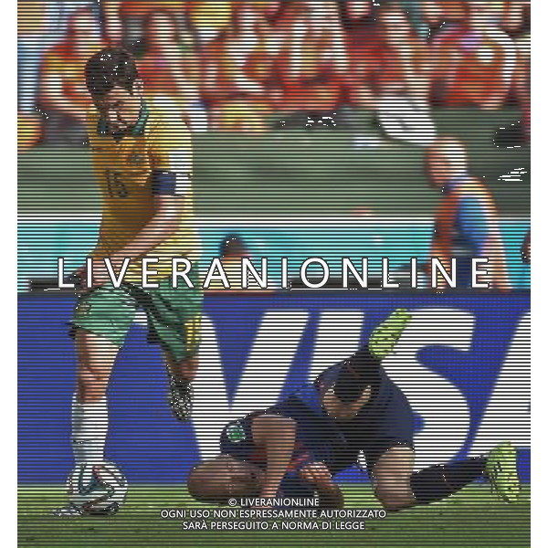 (140618) -- PORTO ALEGRE, June 18, 2014 () -- Netherlands\' Arjen Robben (R) falls down in a competition with Australia\'s Mile Jedinak during a Group B match between Australia and Netherlands of 2014 FIFA World Cup at the Estadio Beira-Rio Stadium in Porto Alegre, Brazil, June 18, 2014. Netherlands won 3-2 over Australia on Wednesday. (/Li Ga)(pcy) ©PHOTOSHOT/Agenzia Aldo Liverani sas - ITALY ONLY - EDITORIAL USE ONLY - Australia v Olanda partita del Gruppo B Coppa del Mondo FIFA 2014 Estadio Beira -Rio Stadium di Porto Alegre, in Brasile, 18 Giugno 2014. Olanda ha vinto per 3-2 contro l\'Australia
