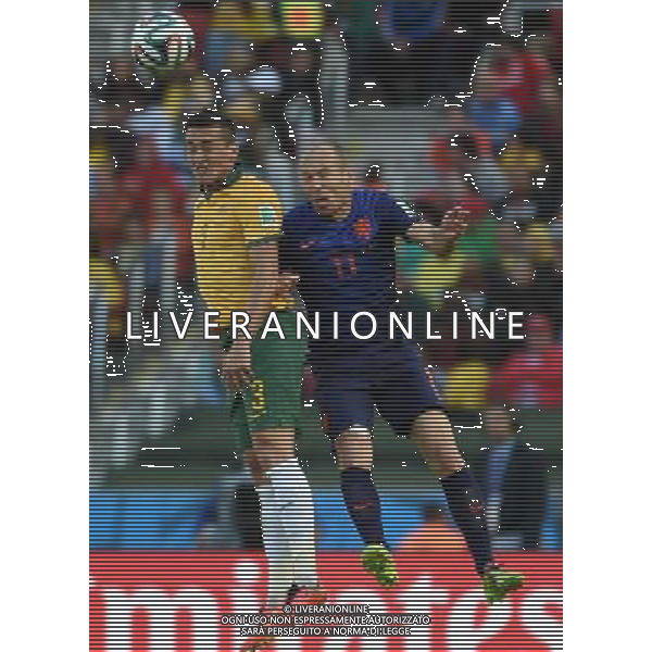 (140618) -- PORTO ALEGRE, June 18, 2014 () -- Netherlands\' Arjen Robben (R) competes for a header with Australia\'s Jason Davidson during a Group B match between Australia and Netherlands of 2014 FIFA World Cup at the Estadio Beira-Rio Stadium in Porto Alegre, Brazil, June 18, 2014. Netherlands won 3-2 over Australia on Wednesday. (/Li Ga)(pcy) ©PHOTOSHOT/Agenzia Aldo Liverani sas - ITALY ONLY - EDITORIAL USE ONLY - Australia v Olanda partita del Gruppo B Coppa del Mondo FIFA 2014 Estadio Beira -Rio Stadium di Porto Alegre, in Brasile, 18 Giugno 2014. Olanda ha vinto per 3-2 contro l\'Australia
