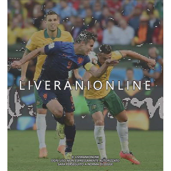 (140618) -- PORTO ALEGRE, June 18, 2014 () -- Netherlands\' Robin van Persie (front) competes for a header with Australia\'s Jason Davidson during a Group B match between Australia and Netherlands of 2014 FIFA World Cup at the Estadio Beira-Rio Stadium in Porto Alegre, Brazil, June 18, 2014. Netherlands won 3-2 over Australia on Wednesday. (/Li Ga)(pcy) ©PHOTOSHOT/Agenzia Aldo Liverani sas - ITALY ONLY - EDITORIAL USE ONLY - Australia v Olanda partita del Gruppo B Coppa del Mondo FIFA 2014 Estadio Beira -Rio Stadium di Porto Alegre, in Brasile, 18 Giugno 2014. Olanda ha vinto per 3-2 contro l\'Australia