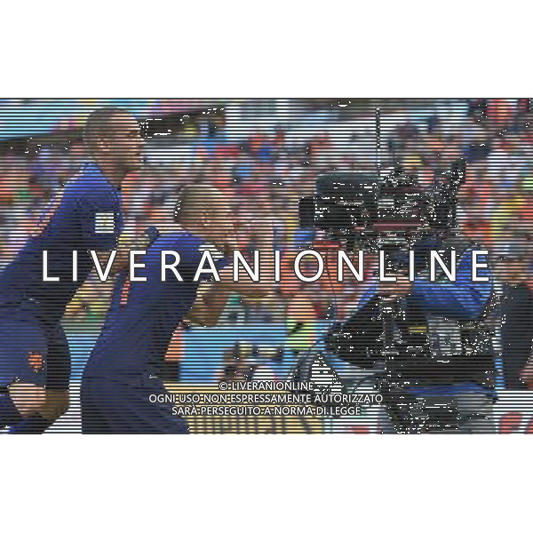 (140618) -- PORTO ALEGRE, June 18, 2014 () -- Netherlands\' Arjen Robben (C) celebrates for his goal with Wesley Sneijder during a Group B match between Australia and Netherlands of 2014 FIFA World Cup at the Estadio Beira-Rio Stadium in Porto Alegre, Brazil, June 18, 2014. Netherlands won 3-2 over Australia on Wednesday. (/Li Ga)(pcy) ©PHOTOSHOT/Agenzia Aldo Liverani sas - ITALY ONLY - EDITORIAL USE ONLY - Australia v Olanda partita del Gruppo B Coppa del Mondo FIFA 2014 Estadio Beira -Rio Stadium di Porto Alegre, in Brasile, 18 Giugno 2014. Olanda ha vinto per 3-2 contro l\'Australia