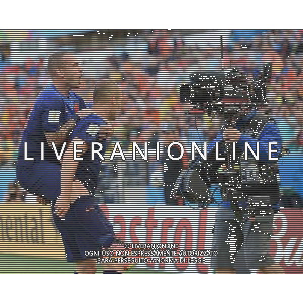 (140618) -- PORTO ALEGRE, June 18, 2014 () -- Netherlands\' Arjen Robben (C) celebrates for his goal with Wesley Sneijder during a Group B match between Australia and Netherlands of 2014 FIFA World Cup at the Estadio Beira-Rio Stadium in Porto Alegre, Brazil, June 18, 2014. Netherlands won 3-2 over Australia on Wednesday. (/Li Ga)(pcy) ©PHOTOSHOT/Agenzia Aldo Liverani sas - ITALY ONLY - EDITORIAL USE ONLY - Australia v Olanda partita del Gruppo B Coppa del Mondo FIFA 2014 Estadio Beira -Rio Stadium di Porto Alegre, in Brasile, 18 Giugno 2014. Olanda ha vinto per 3-2 contro l\'Australia