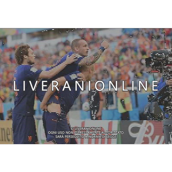 (140618) -- PORTO ALEGRE, June 18, 2014 () -- Netherlands\' Arjen Robben (R) celebrates for his goal with his teammates during a Group B match between Australia and Netherlands of 2014 FIFA World Cup at the Estadio Beira-Rio Stadium in Porto Alegre, Brazil, June 18, 2014. Netherlands won 3-2 over Australia on Wednesday. (/Li Ga)(pcy) ©PHOTOSHOT/Agenzia Aldo Liverani sas - ITALY ONLY - EDITORIAL USE ONLY - Australia v Olanda partita del Gruppo B Coppa del Mondo FIFA 2014 Estadio Beira -Rio Stadium di Porto Alegre, in Brasile, 18 Giugno 2014. Olanda ha vinto per 3-2 contro l\'Australia