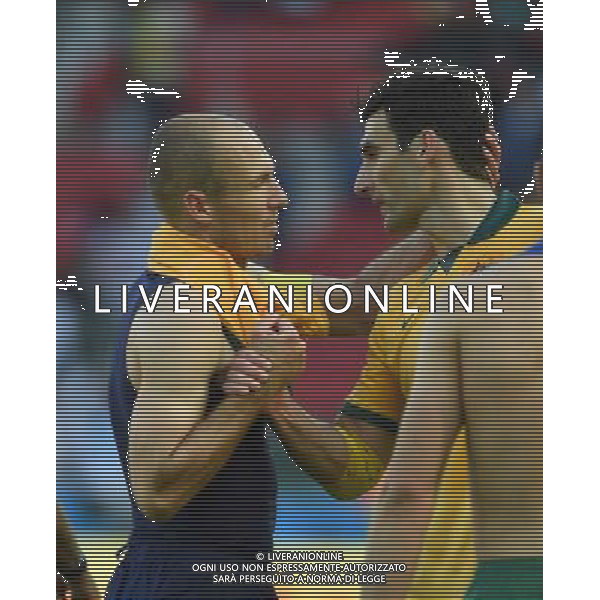 (140618) -- PORTO ALEGRE, June 18, 2014 () -- Netherlands\' Arjen Robben (L) greets Australia\'s Mile Jedinak after a Group B match between Australia and Netherlands of 2014 FIFA World Cup at the Estadio Beira-Rio Stadium in Porto Alegre, Brazil, June 18, 2014. Netherlands won 3-2 over Australia on Wednesday. (/Li Ga)(pcy) ©PHOTOSHOT/Agenzia Aldo Liverani sas - ITALY ONLY - EDITORIAL USE ONLY - Australia v Olanda partita del Gruppo B Coppa del Mondo FIFA 2014 Estadio Beira -Rio Stadium di Porto Alegre, in Brasile, 18 Giugno 2014. Olanda ha vinto per 3-2 contro l\'Australia
