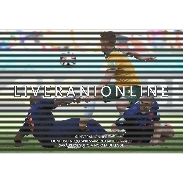(140618) -- PORTO ALEGRE, June 18, 2014 () -- Australia\'s Oliver Bozanic (C) competes with Netherlands\' Nigel de Jong (L) and Ron Vlaar during a Group B match between Australia and Netherlands of 2014 FIFA World Cup at the Estadio Beira-Rio Stadium in Porto Alegre, Brazil, June 18, 2014. Netherlands won 3-2 over Australia on Wednesday. (/Li Ga)(pcy) ©PHOTOSHOT/Agenzia Aldo Liverani sas - ITALY ONLY - EDITORIAL USE ONLY - Australia v Olanda partita del Gruppo B Coppa del Mondo FIFA 2014 Estadio Beira -Rio Stadium di Porto Alegre, in Brasile, 18 Giugno 2014. Olanda ha vinto per 3-2 contro l\'Australia