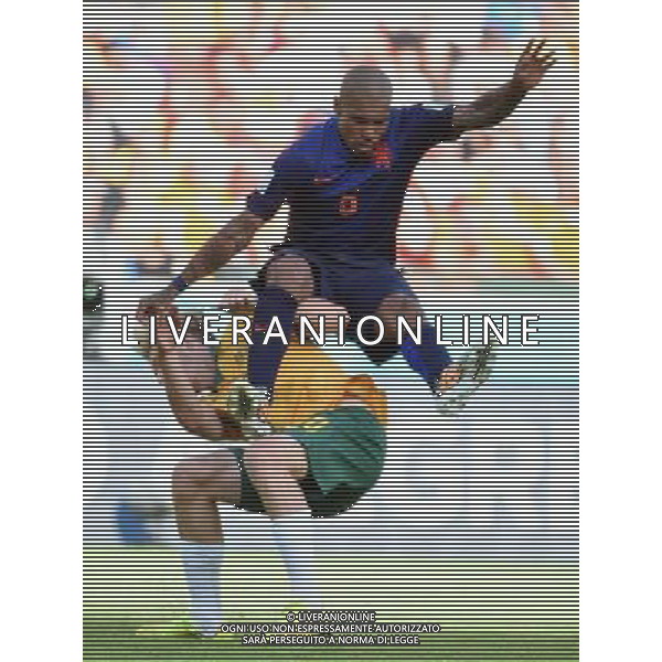 (140618) -- PORTO ALEGRE, June 18, 2014 () -- Netherlands\' Nigel de Jong (R) competes with Australia\'s Ben Halloran during a Group B match between Australia and Netherlands of 2014 FIFA World Cup at the Estadio Beira-Rio Stadium in Porto Alegre, Brazil, June 18, 2014. Netherlands won 3-2 over Australia on Wednesday. (/Li Ga)(pcy) ©PHOTOSHOT/Agenzia Aldo Liverani sas - ITALY ONLY - EDITORIAL USE ONLY - Australia v Olanda partita del Gruppo B Coppa del Mondo FIFA 2014 Estadio Beira -Rio Stadium di Porto Alegre, in Brasile, 18 Giugno 2014. Olanda ha vinto per 3-2 contro l\'Australia