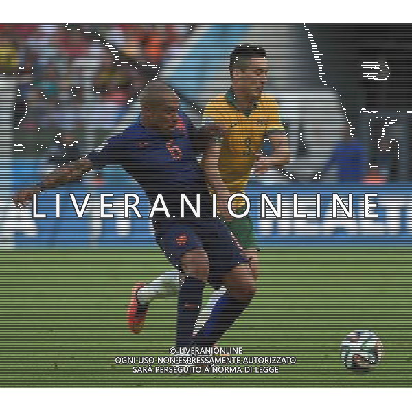 (140618) -- PORTO ALEGRE, June 18, 2014 () -- Australia\'s Jason Davidson (R) competes with Netherlands\' Nigel de Jong during a Group B match between Australia and Netherlands of 2014 FIFA World Cup at the Estadio Beira-Rio Stadium in Porto Alegre, Brazil, June 18, 2014. Netherlands won 3-2 over Australia on Wednesday. (/Li Ga)(pcy) ©PHOTOSHOT/Agenzia Aldo Liverani sas - ITALY ONLY - EDITORIAL USE ONLY - Australia v Olanda partita del Gruppo B Coppa del Mondo FIFA 2014 Estadio Beira -Rio Stadium di Porto Alegre, in Brasile, 18 Giugno 2014. Olanda ha vinto per 3-2 contro l\'Australia