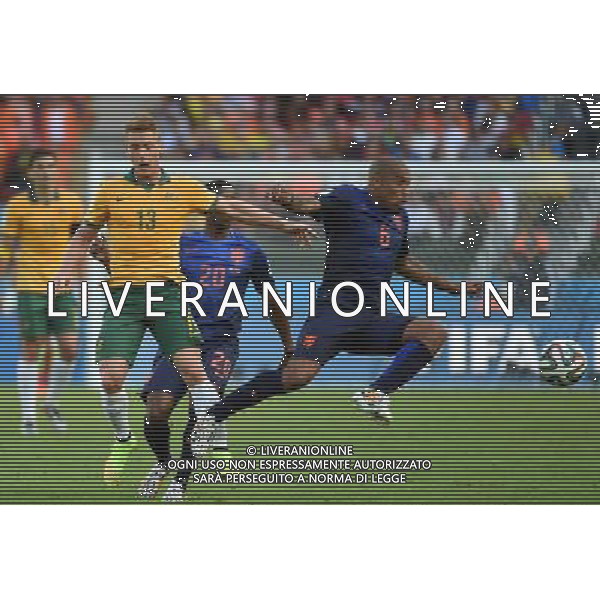 (140618) -- PORTO ALEGRE, June 18, 2014 () -- Netherlands\' Nigel de Jong (R) competes during a Group B match between Australia and Netherlands of 2014 FIFA World Cup at the Estadio Beira-Rio Stadium in Porto Alegre, Brazil, June 18, 2014. Netherlands won 3-2 over Australia on Wednesday. (/Li Ga)(pcy) ©PHOTOSHOT/Agenzia Aldo Liverani sas - ITALY ONLY - EDITORIAL USE ONLY - Australia v Olanda partita del Gruppo B Coppa del Mondo FIFA 2014 Estadio Beira -Rio Stadium di Porto Alegre, in Brasile, 18 Giugno 2014. Olanda ha vinto per 3-2 contro l\'Australia