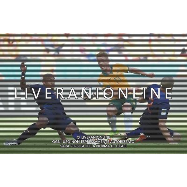 (140618) -- PORTO ALEGRE, June 18, 2014 () -- Australia\'s Oliver Bozanic (C) competes with Netherlands\' Nigel de Jong (L) and Ron Vlaar during a Group B match between Australia and Netherlands of 2014 FIFA World Cup at the Estadio Beira-Rio Stadium in Porto Alegre, Brazil, June 18, 2014. Netherlands won 3-2 over Australia on Wednesday. (/Li Ga)(pcy) ©PHOTOSHOT/Agenzia Aldo Liverani sas - ITALY ONLY - EDITORIAL USE ONLY - Australia v Olanda partita del Gruppo B Coppa del Mondo FIFA 2014 Estadio Beira -Rio Stadium di Porto Alegre, in Brasile, 18 Giugno 2014. Olanda ha vinto per 3-2 contro l\'Australia