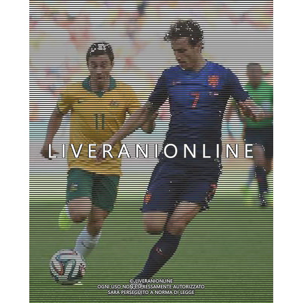 (140618) -- PORTO ALEGRE, June 18, 2014 () -- Netherlands\' Daryl Janmaat (R) runs with the ball during a Group B match between Australia and Netherlands of 2014 FIFA World Cup at the Estadio Beira-Rio Stadium in Porto Alegre, Brazil, June 18, 2014. Netherlands won 3-2 over Australia on Wednesday. (/Li Ga)(pcy) ©PHOTOSHOT/Agenzia Aldo Liverani sas - ITALY ONLY - EDITORIAL USE ONLY - Australia v Olanda partita del Gruppo B Coppa del Mondo FIFA 2014 Estadio Beira -Rio Stadium di Porto Alegre, in Brasile, 18 Giugno 2014. Olanda ha vinto per 3-2 contro l\'Australia