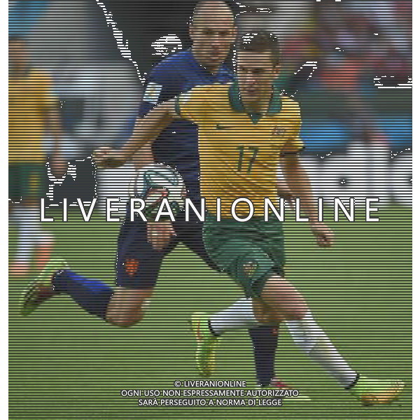 (140618) -- PORTO ALEGRE, June 18, 2014 () -- Australia\'s Gary Medel (front) runs with the ball during a Group B match between Australia and Netherlands of 2014 FIFA World Cup at the Estadio Beira-Rio Stadium in Porto Alegre, Brazil, June 18, 2014. Netherlands won 3-2 over Australia on Wednesday. (/Li Ga)(pcy) ©PHOTOSHOT/Agenzia Aldo Liverani sas - ITALY ONLY - EDITORIAL USE ONLY - Australia v Olanda partita del Gruppo B Coppa del Mondo FIFA 2014 Estadio Beira -Rio Stadium di Porto Alegre, in Brasile, 18 Giugno 2014. Olanda ha vinto per 3-2 contro l\'Australia