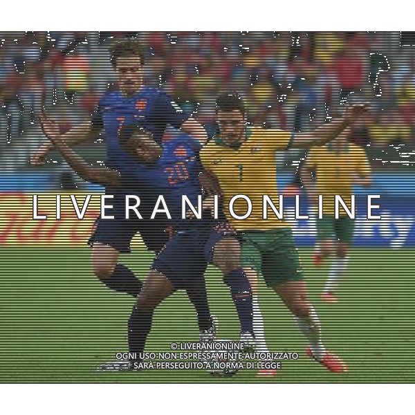 (140618) -- PORTO ALEGRE, June 18, 2014 () -- Australia\'s Matthew Leckie (R) competes with Netherlands\' Georginio Wijnaldum (C) and Daryl Janmaat during a Group B match between Australia and Netherlands of 2014 FIFA World Cup at the Estadio Beira-Rio Stadium in Porto Alegre, Brazil, June 18, 2014. Netherlands won 3-2 over Australia on Wednesday. (/Li Ga)(pcy) ©PHOTOSHOT/Agenzia Aldo Liverani sas - ITALY ONLY - EDITORIAL USE ONLY - Australia v Olanda partita del Gruppo B Coppa del Mondo FIFA 2014 Estadio Beira -Rio Stadium di Porto Alegre, in Brasile, 18 Giugno 2014. Olanda ha vinto per 3-2 contro l\'Australia