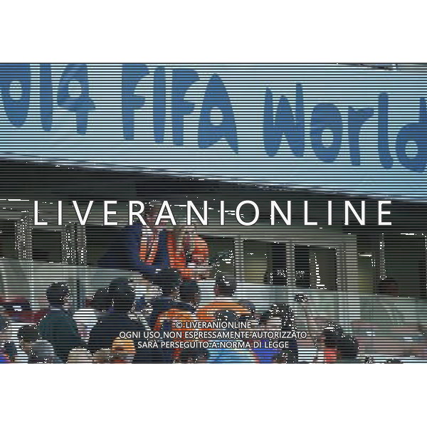 (140618) -- PORTO ALEGRE, June 18, 2014 () -- Netherlands\' King Willem-Alexander (L) and Queen Maxima speak with fans of Netherlands during a Group B match between Australia and Netherlands of 2014 FIFA World Cup at the Estadio Beira-Rio Stadium in Porto Alegre, Brazil, June 18, 2014.(/Chen Jianli)(rh) ©PHOTOSHOT/Agenzia Aldo Liverani sas - ITALY ONLY - EDITORIAL USE ONLY - Australia v Olanda partita del Gruppo B Coppa del Mondo FIFA 2014 Estadio Beira -Rio Stadium di Porto Alegre, in Brasile, 18 Giugno 2014. Olanda ha vinto per 3-2 contro l\'Australia