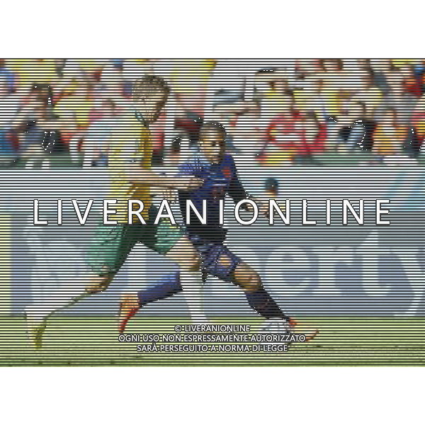 (140618) -- PORTO ALEGRE, June 18, 2014 () -- Netherlands\'s Jeremain Lens vies with Australia\'s Alex Wilkinson during a Group B match between Australia and Netherlands of 2014 FIFA World Cup at the Estadio Beira-Rio Stadium in Porto Alegre, Brazil, June 18, 2014. Nehterlands won 3-2 over Australia on Wednesday.(/Chen Jianli)(rh) ©PHOTOSHOT/Agenzia Aldo Liverani sas - ITALY ONLY - EDITORIAL USE ONLY - Australia v Olanda partita del Gruppo B Coppa del Mondo FIFA 2014 Estadio Beira -Rio Stadium di Porto Alegre, in Brasile, 18 Giugno 2014. Olanda ha vinto per 3-2 contro l\'Australia