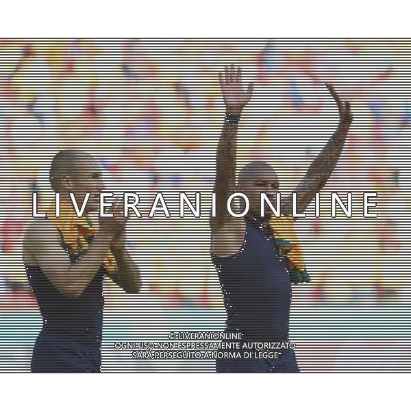 (140618) -- PORTO ALEGRE, June 18, 2014 () -- Netherlands\' Nigel de Jong (R) and Arjen Robben salute to the audience after a Group B match between Australia and Netherlands of 2014 FIFA World Cup at the Estadio Beira-Rio Stadium in Porto Alegre, Brazil, June 18, 2014. Netherlands won 3-2 over Australia on Wednesday. (/Li Ga)(pcy) ©PHOTOSHOT/Agenzia Aldo Liverani sas - ITALY ONLY - EDITORIAL USE ONLY - Australia v Olanda partita del Gruppo B Coppa del Mondo FIFA 2014 Estadio Beira -Rio Stadium di Porto Alegre, in Brasile, 18 Giugno 2014. Olanda ha vinto per 3-2 contro l\'Australia