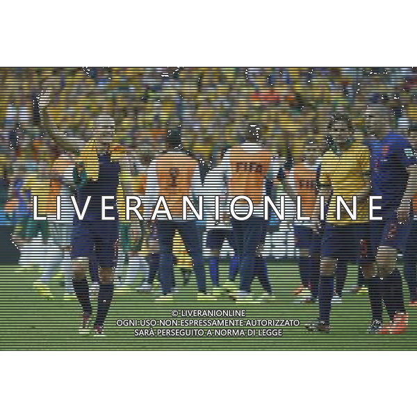 (140618) -- PORTO ALEGRE, June 18, 2014 () -- Netherlands\'s Arjen Robben (L) greets fans after a Group B match between Australia and Netherlands of 2014 FIFA World Cup at the Estadio Beira-Rio Stadium in Porto Alegre, Brazil, June 18, 2014. Nehterlands won 3-2 over Australia on Wednesday.(/Chen Jianli)(rh) ©PHOTOSHOT/Agenzia Aldo Liverani sas - ITALY ONLY - EDITORIAL USE ONLY - Australia v Olanda partita del Gruppo B Coppa del Mondo FIFA 2014 Estadio Beira -Rio Stadium di Porto Alegre, in Brasile, 18 Giugno 2014. Olanda ha vinto per 3-2 contro l\'Australia