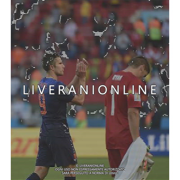 (140618) -- PORTO ALEGRE, June 18, 2014 () -- Netherlands\' Robin van Persie (L) salutes to audience after a Group B match between Australia and Netherlands of 2014 FIFA World Cup at the Estadio Beira-Rio Stadium in Porto Alegre, Brazil, June 18, 2014. Netherlands won 3-2 over Australia on Wednesday. (/Li Ga)(pcy) ©PHOTOSHOT/Agenzia Aldo Liverani sas - ITALY ONLY - EDITORIAL USE ONLY - Australia v Olanda partita del Gruppo B Coppa del Mondo FIFA 2014 Estadio Beira -Rio Stadium di Porto Alegre, in Brasile, 18 Giugno 2014. Olanda ha vinto per 3-2 contro l\'Australia