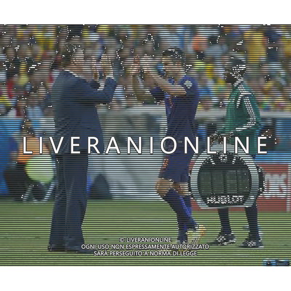 (140618) -- PORTO ALEGRE, June 18, 2014 () -- Netherlands\'s coach Louis Van Gaal (1st L) exchanges high-fives with Robin van Persie (2nd L) during a Group B match between Australia and Netherlands of 2014 FIFA World Cup at the Estadio Beira-Rio Stadium in Porto Alegre, Brazil, June 18, 2014. Nehterlands won 3-2 over Australia on Wednesday.(/Chen Jianli)(rh) ©PHOTOSHOT/Agenzia Aldo Liverani sas - ITALY ONLY - EDITORIAL USE ONLY - Australia v Olanda partita del Gruppo B Coppa del Mondo FIFA 2014 Estadio Beira -Rio Stadium di Porto Alegre, in Brasile, 18 Giugno 2014. Olanda ha vinto per 3-2 contro l\'Australia