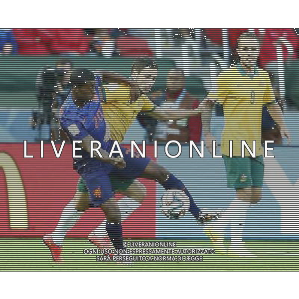 (140618) -- PORTO ALEGRE, June 18, 2014 () -- Netherlands\'s Georginio Wijnaldum vies for the ball with Mathew Leckie during a Group B match between Australia and Netherlands of 2014 FIFA World Cup at the Estadio Beira-Rio Stadium in Porto Alegre, Brazil, June 18, 2014. Nehterlands won 3-2 over Australia on Wednesday.(/Chen Jianli)(rh) ©PHOTOSHOT/Agenzia Aldo Liverani sas - ITALY ONLY - EDITORIAL USE ONLY - Australia v Olanda partita del Gruppo B Coppa del Mondo FIFA 2014 Estadio Beira -Rio Stadium di Porto Alegre, in Brasile, 18 Giugno 2014. Olanda ha vinto per 3-2 contro l\'Australia