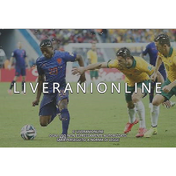 (140618) -- PORTO ALEGRE, June 18, 2014 () -- Netherlands\'s Georginio Wijnaldum (1st L) controls the ball during a Group B match between Australia and Netherlands of 2014 FIFA World Cup at the Estadio Beira-Rio Stadium in Porto Alegre, Brazil, June 18, 2014.(/Chen Jianli)(rh) ©PHOTOSHOT/Agenzia Aldo Liverani sas - ITALY ONLY - EDITORIAL USE ONLY - Australia v Olanda partita del Gruppo B Coppa del Mondo FIFA 2014 Estadio Beira -Rio Stadium di Porto Alegre, in Brasile, 18 Giugno 2014. Olanda ha vinto per 3-2 contro l\'Australia