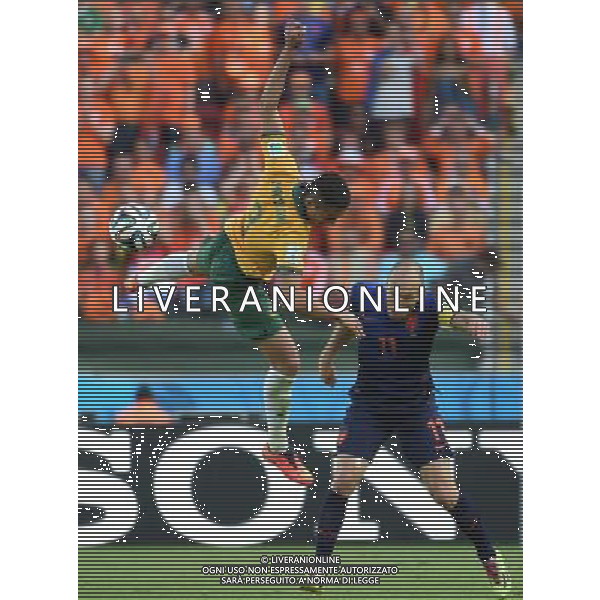 (140618) -- PORTO ALEGRE, June 18, 2014 () -- Australia\'s Jason Davidson vies with Netherlands\'s Arjen Robben during a Group B match between Australia and Netherlands of 2014 FIFA World Cup at the Estadio Beira-Rio Stadium in Porto Alegre, Brazil, June 18, 2014. Nehterlands won 3-2 over Australia on Wednesday.(/Li Ga)(rh) ©PHOTOSHOT/Agenzia Aldo Liverani sas - ITALY ONLY - EDITORIAL USE ONLY - Australia v Olanda partita del Gruppo B Coppa del Mondo FIFA 2014 Estadio Beira -Rio Stadium di Porto Alegre, in Brasile, 18 Giugno 2014. Olanda ha vinto per 3-2 contro l\'Australia